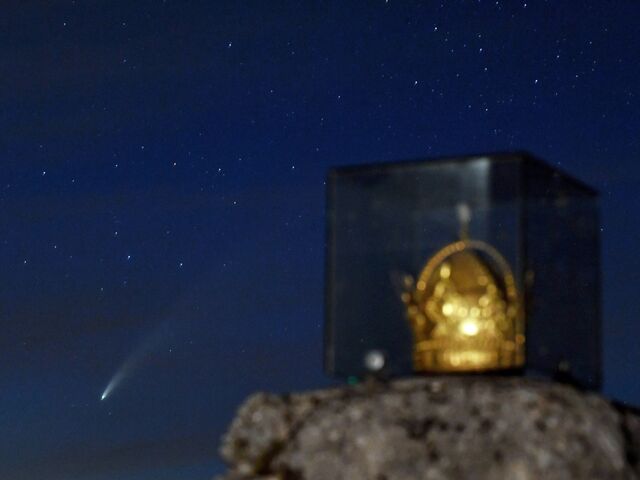 Der Komet „C/2020 F3“ („Neowise“) neben einem Gedenkstein mit Krone, anlässlich eines Besuchs von Kaiser Joseph II. am 28. Oktober 1779 errichtet, auf dem Haunsberg im nördlichen Flachgau am Montag, 13. Juli 2020.
