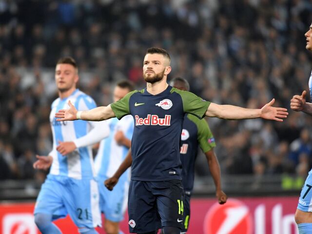 Valon Berisha (RBS) jubelt über das Tor zum 1:1.