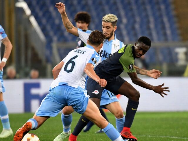 Lucas Leiva Pezzini (Lazio), Dusan Basta (Lazio) und Diadie Samassekou (RBS) während des Europa League-Viertelfinalspieles.