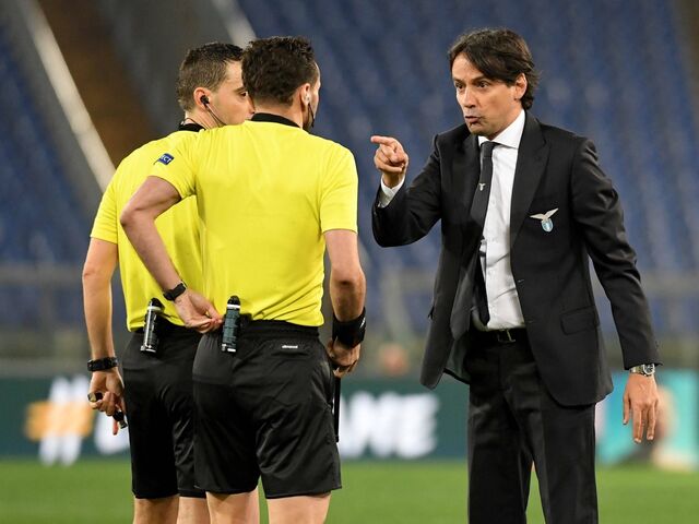 Nicht ganz entspannt: Lazio-Coach Simone Inzaghi (r.) diskutiert mit den Schiedsrichtern.