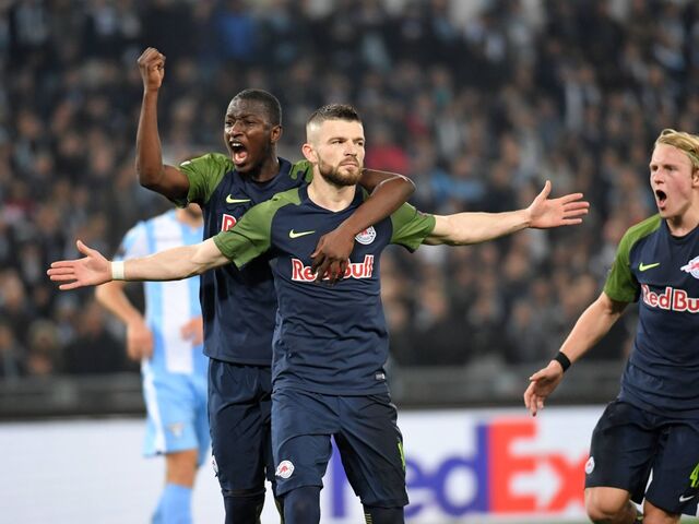 Valon Berisha (RBS/M.) jubelt über das Tor zum 1:1