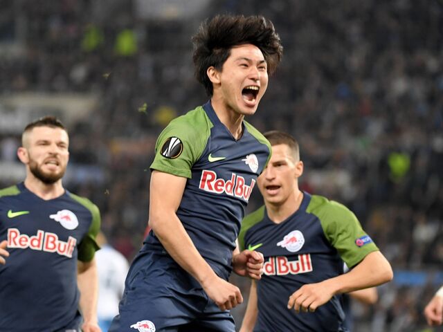 Takumi Minamino (RBS) jubelt über sein Tor zum 2:2.