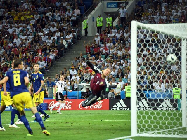 2:1 für Deutschland – Toni Kroos versenkt einen Freistoß in der 96. Minute gegen Schweden.