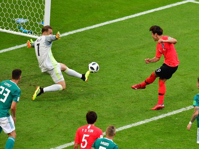 1:0 für Südkorea – Kim Young-gwon bezwingt nach Deutschland-Keeper Manuel Neuer in der 94. Minute.