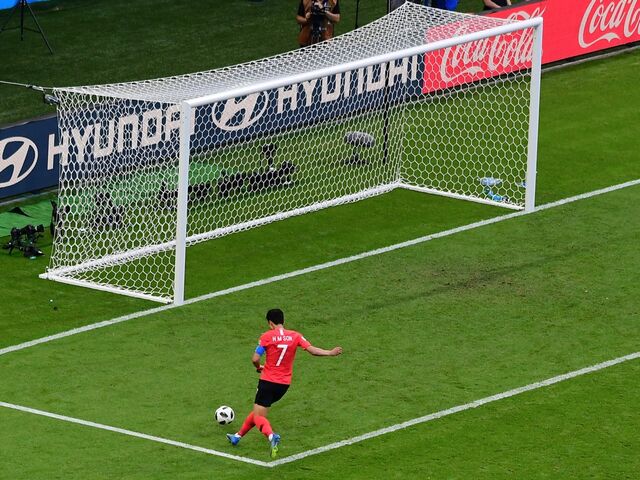 2:0 für Südkorea – Son Heung-min trifft in der 97. Minute ins leere Tor gegen Deutschland.