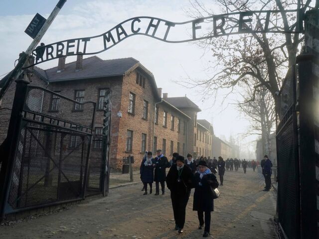Der berüchtigte Spruch „Arbeit macht frei“ über einem Eingang des Konzentrationslagers.