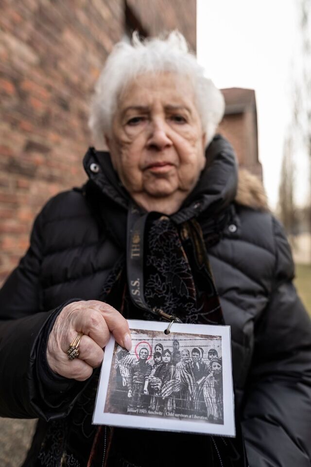 Die Auschwitz-Überlebende Miriam Ziegler hält ein Foto in Händen, dass sie (rot markiert) und andere Gefangene am Tag der Befreiung vor 75 Jahren zeigt.