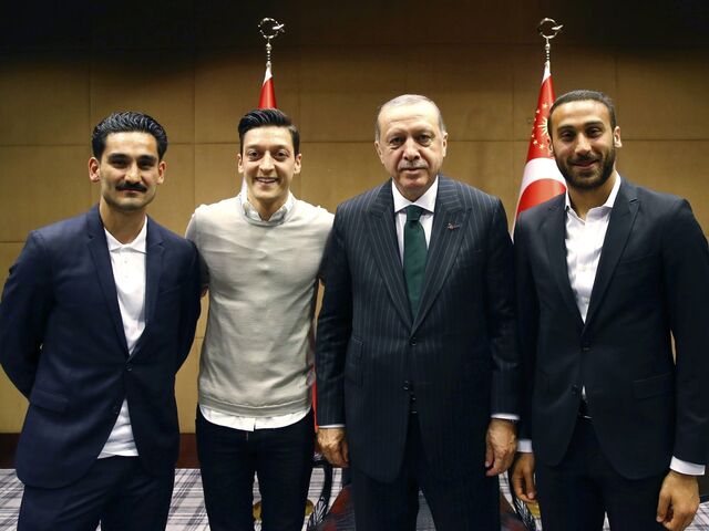 Vier Amigos: Ilkay Gündogan (Manchester City), Mesut Özil (Arsenal London), Recep Tayyip Erdogan (Türkiye Cumhuriyeti) und Cenk Tosun (FC Everton).