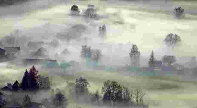 Dorf im Nebel