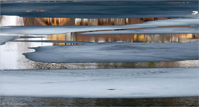 Abstrakte Kunst am Wasser