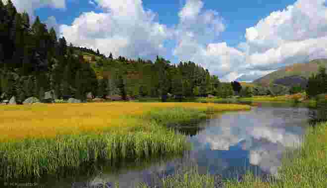 Ein prachtvoller Herbsttag am Bergsee