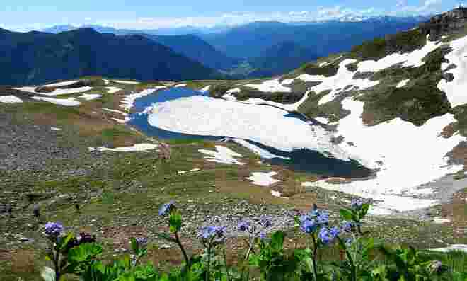 Es liegt noch Eis und Schnee am Augstsee