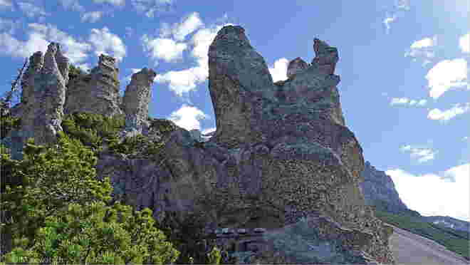 Rastplatz unter markanten Felsen