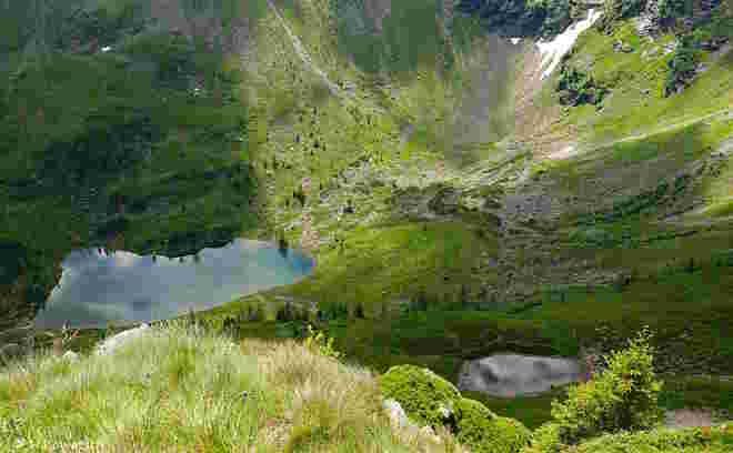 Hoch über dem Bergsee