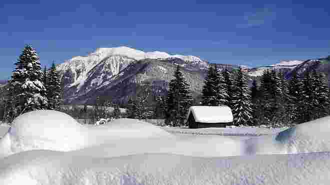 Tief verschneite Winterlandschaft