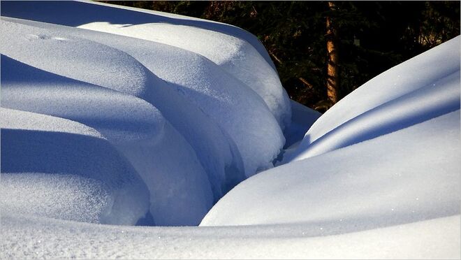 Tief verschneiter Weg