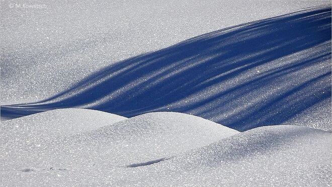 Abstrakte Kunst im Schnee