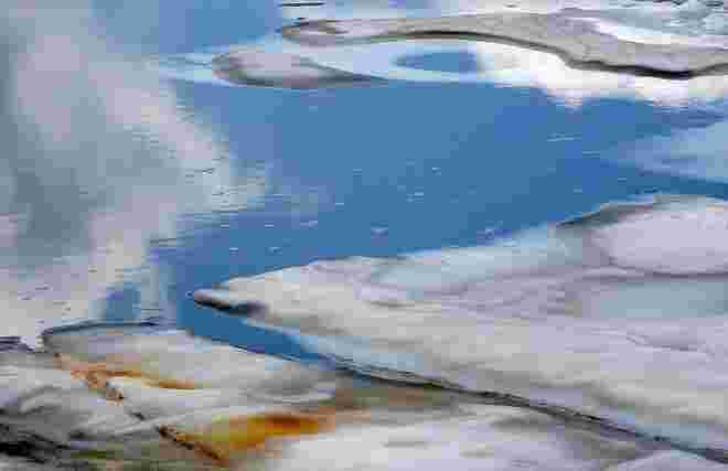 Abstraktes Eisbild im Sommer