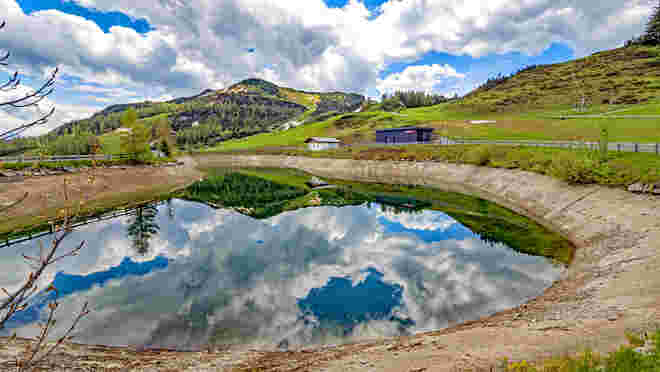 Die Steinplatte spiegelt sich im Speichersee