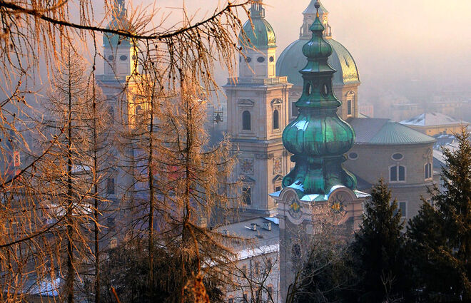 Stadt im Herbstkleidung