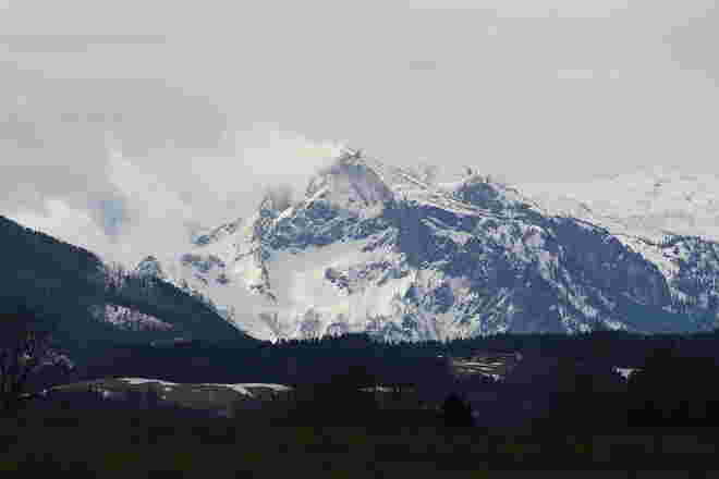 In den Wipfeln am Hang die Regenwolken - 