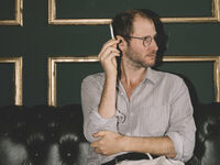 Marco Wanda allein auf der Bühne: „Liedtexte schreiben macht mich verrückt“