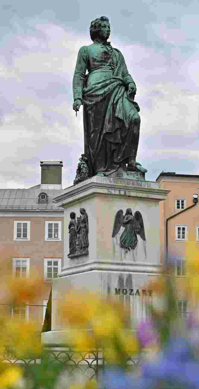 Das Mozart-Denkmal ...