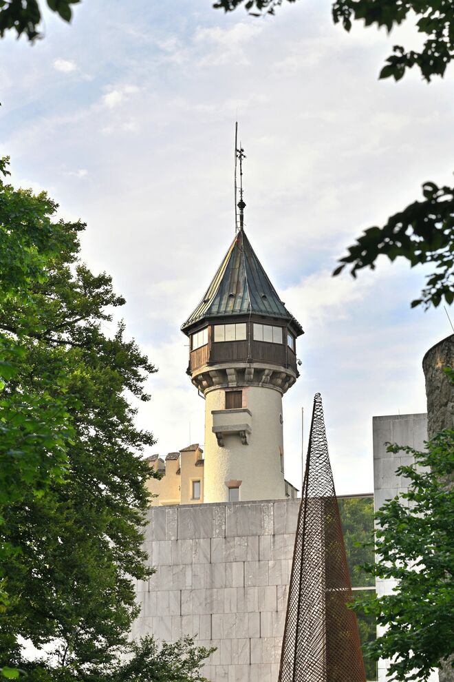 Der Amalie-Redlich-Turm ...