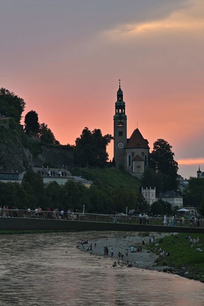 Die Müllner Kirche im Abendrot
