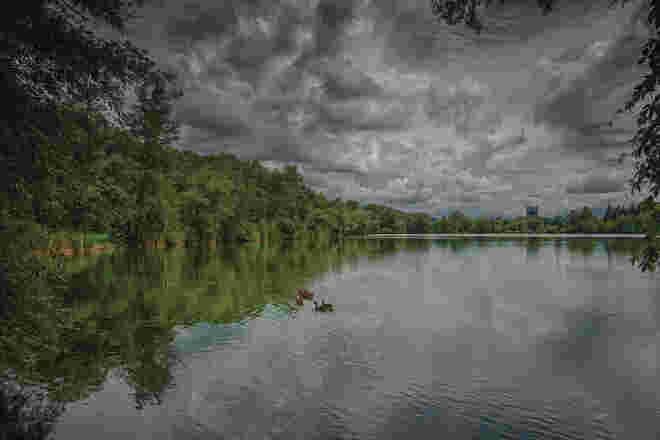 Bedrohliche Wolkenstimmung am See