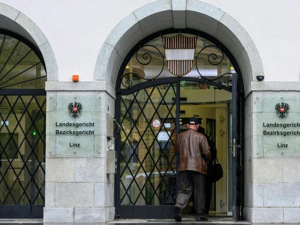 V Linzu 15-letnica zaradi spora okoli 100 evrov obtožena poskusa umora