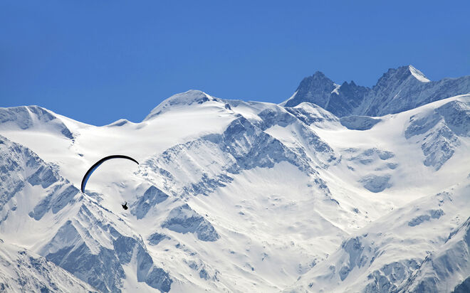 Ein Paragleiter über´n Mooserboden Stausee