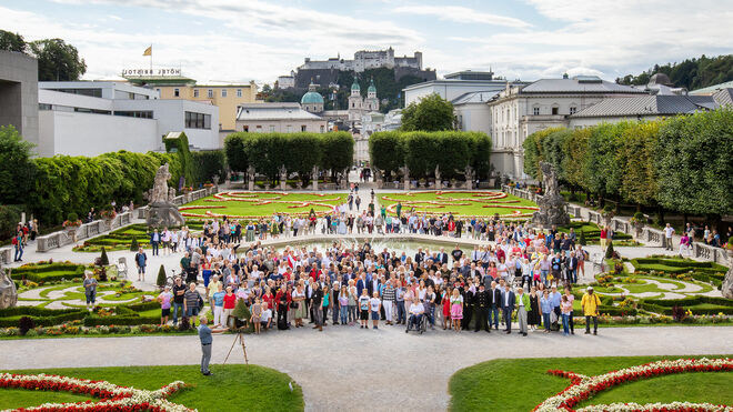 Gruppenaufnahme im Mirabellgarten anläßlich "180 Jahre Fotografie"