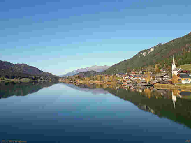 Ruhig liegt der Weißensee im Oktobersonnenschein 
