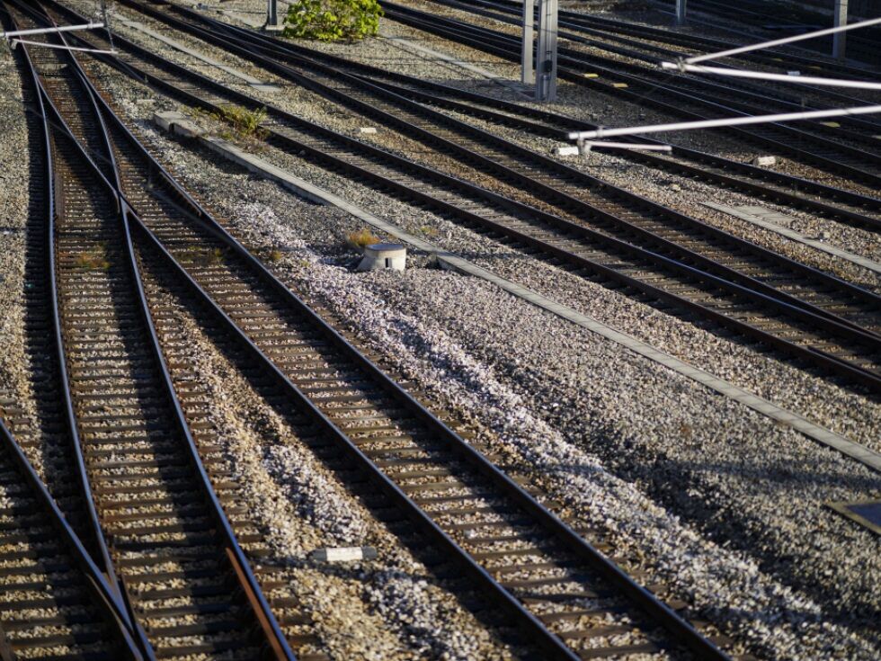 Na Dunaju 20-letnik zlezl na tire in povzročil zaustavitev vlaka