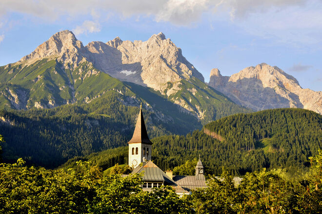 Bergstadt im Abendlicht
