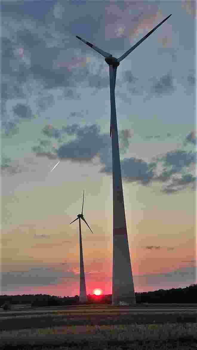 Sonnenuntergang zwischen Windrädern