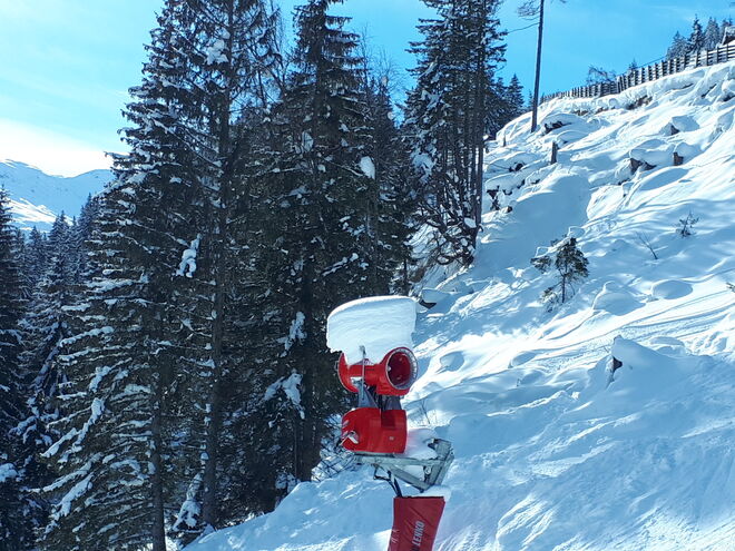 Schneekanone mit Schneehaube