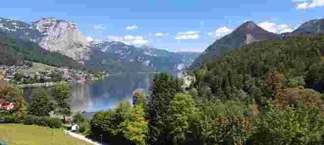 Blick auf den Grundlsee mit Schloß Costiglione