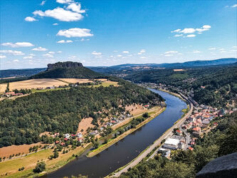klare Landschaft mit der Elbe