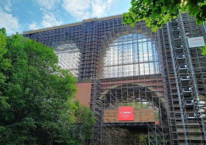 Eisenbahnbrücke mit Gerüst