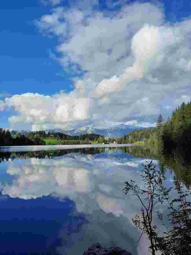Atemberaubende Fotospiegelung vom Naturjuwel Gleinkersee