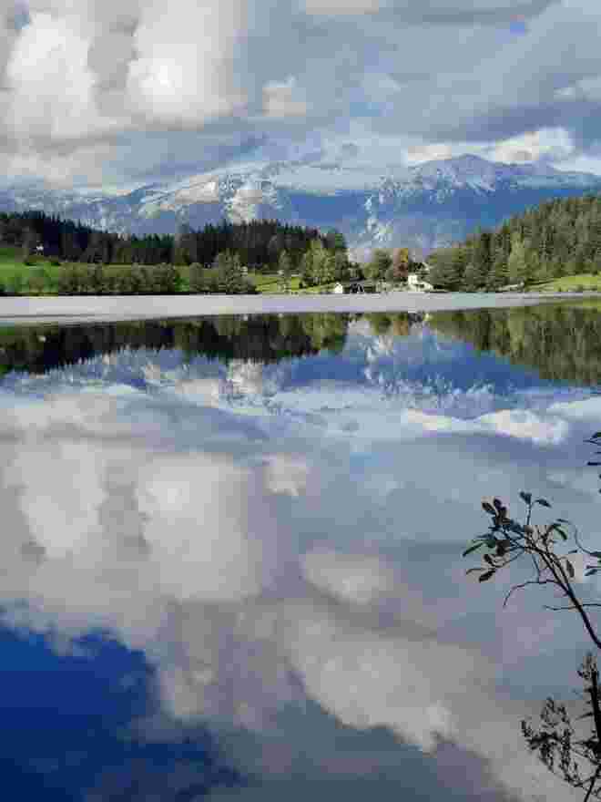 Atemberaubende Fotospiegelung vom Naturjuwel Gleinkersee