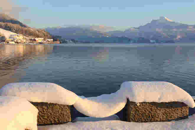 Winterliche Seeuferdekoration 