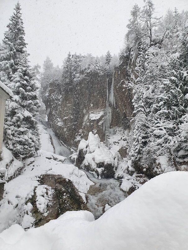 Winterlicher Wasserfall
