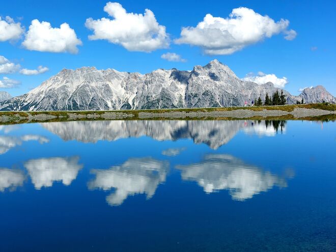 2x 3 Wolken schwimmen im Blau