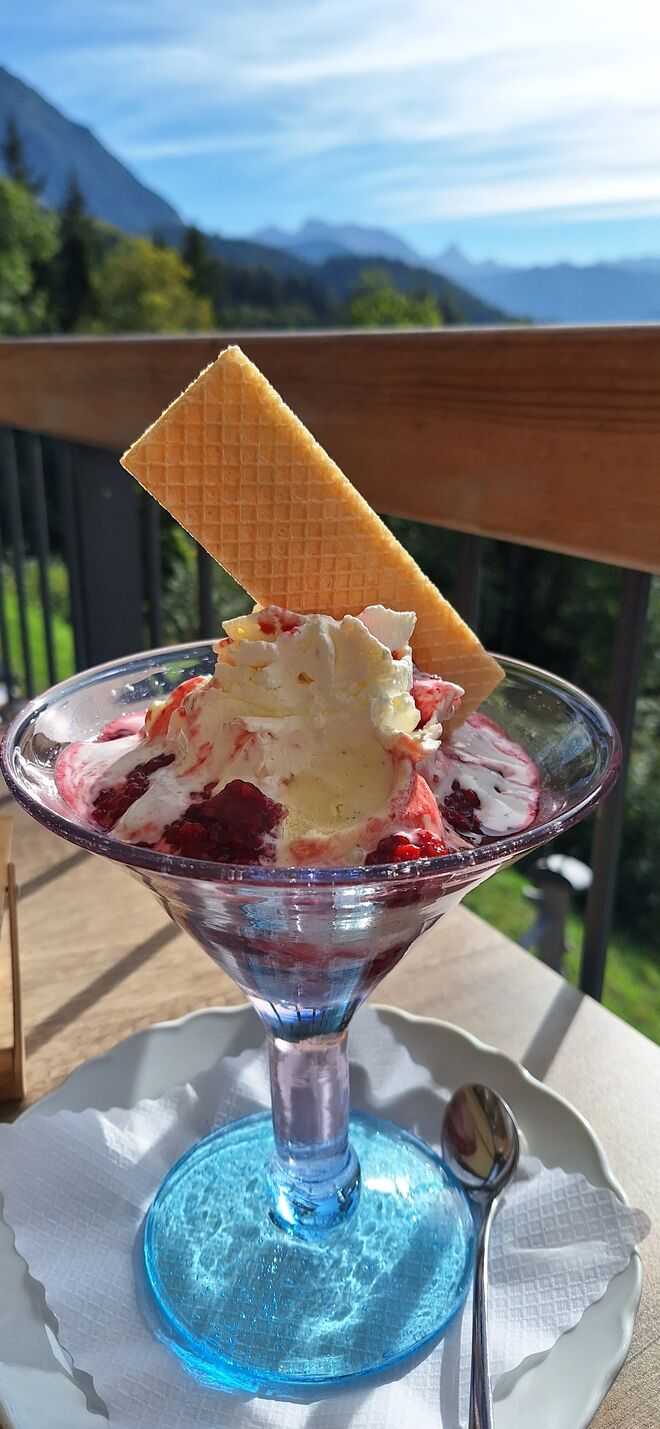 Eis genießen vor traumhafter Kulisse