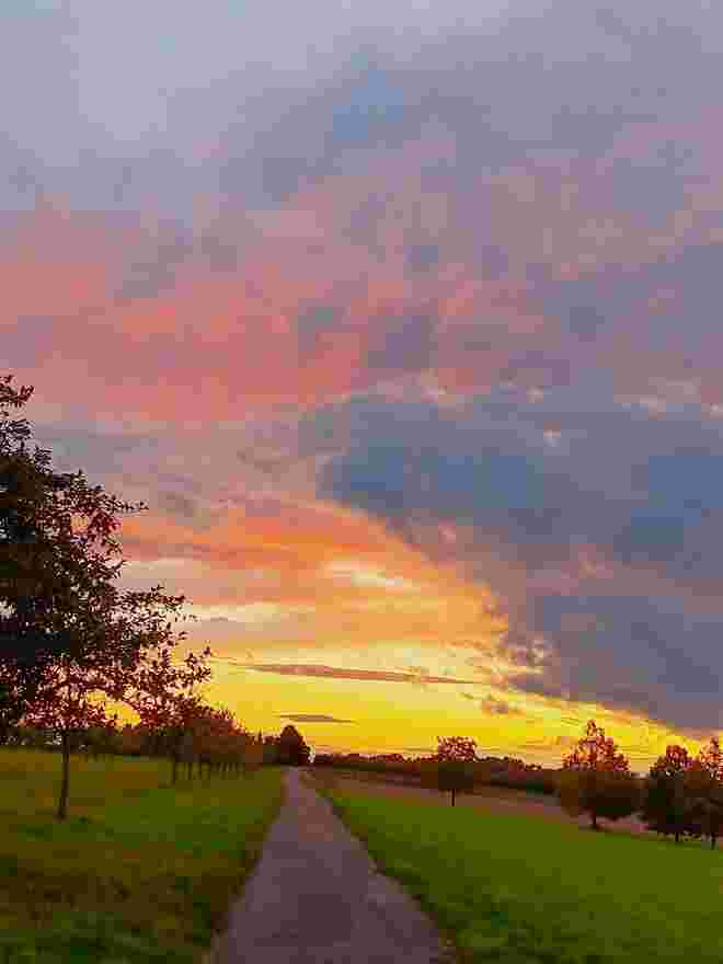 Weg in den Abendhimmel
