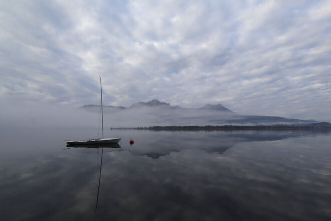 Herbstliches Grau mit roter Boje