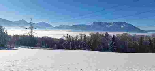 Nebel im Tal, am Berg Sonnenstrahl